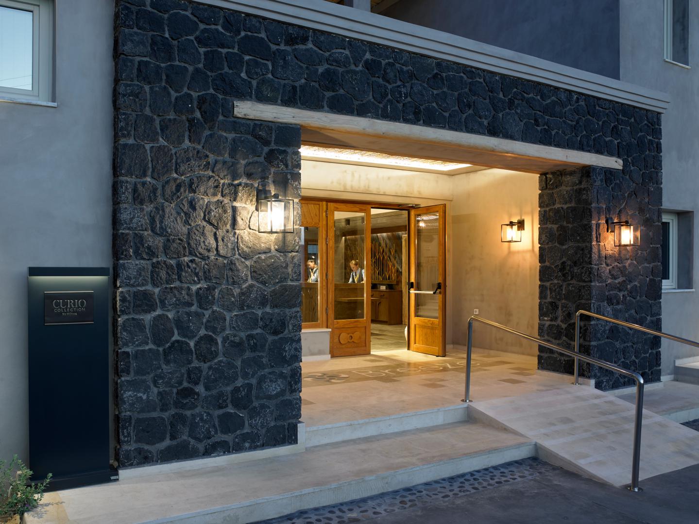 Sea Breeze Santorini Beach Resort, Curio Collection by Hilton foto 17