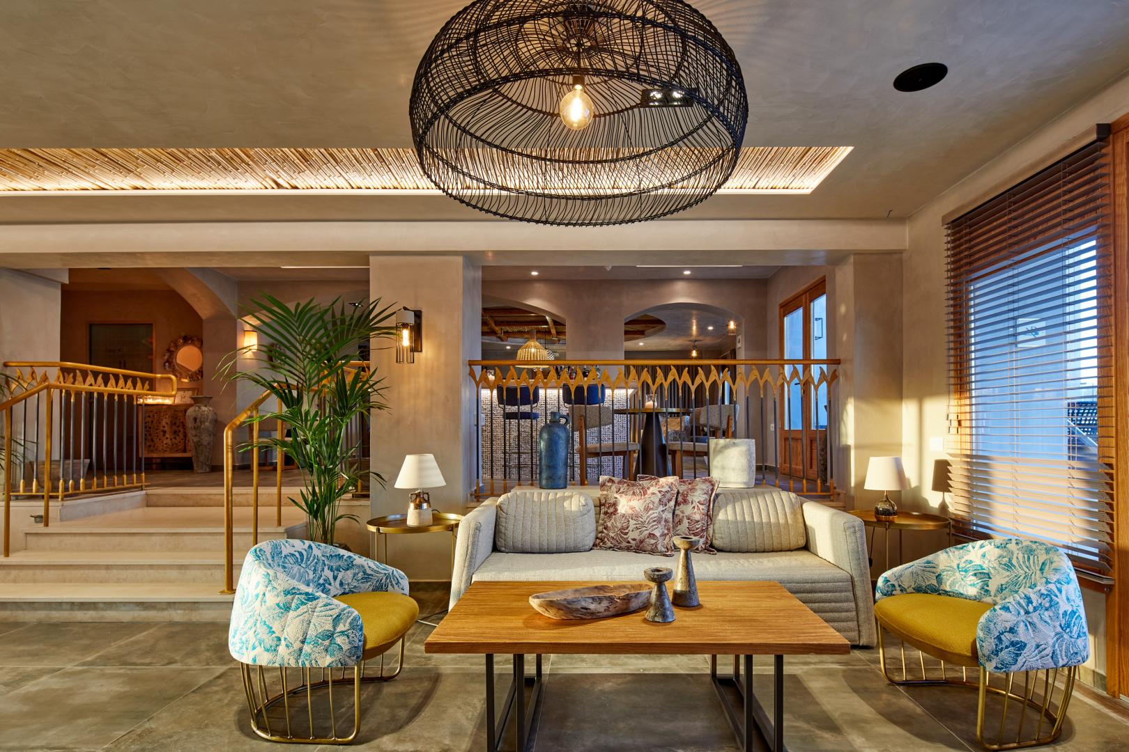 Sea Breeze Santorini Beach Resort, Curio Collection by Hilton foto 35