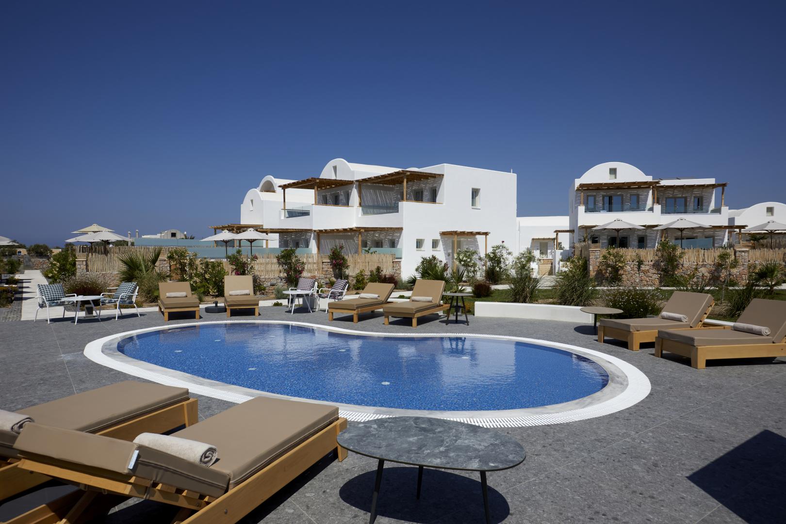 Sea Breeze Santorini Beach Resort, Curio Collection by Hilton foto 38