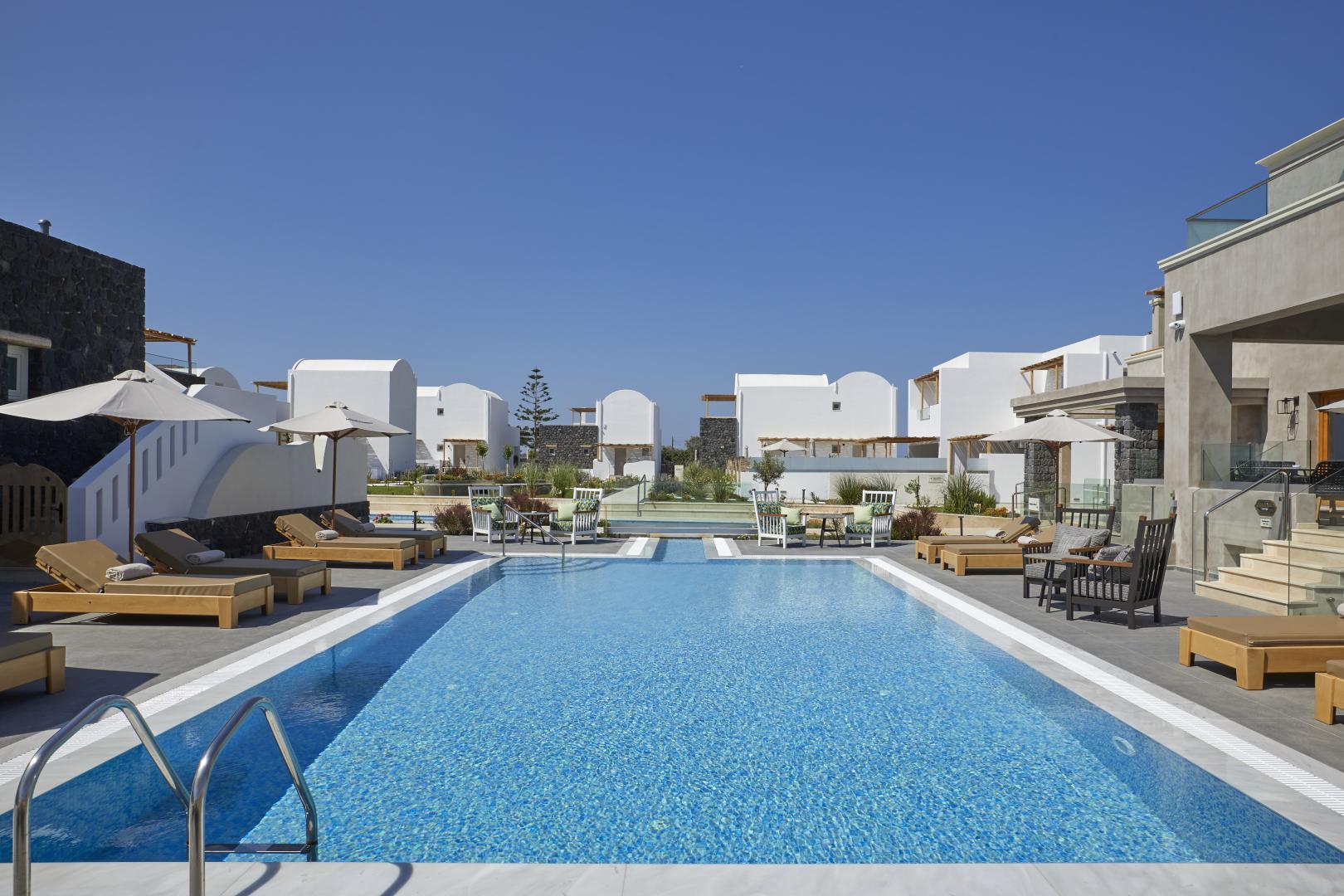Sea Breeze Santorini Beach Resort, Curio Collection by Hilton foto 30