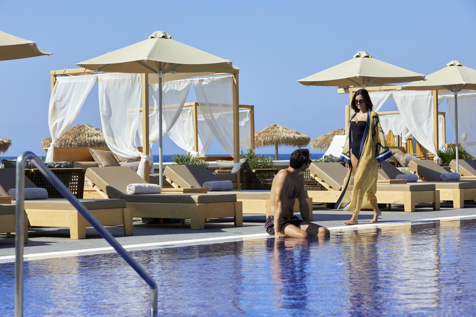 Sea Breeze Santorini Beach Resort, Curio Collection by Hilton foto 22
