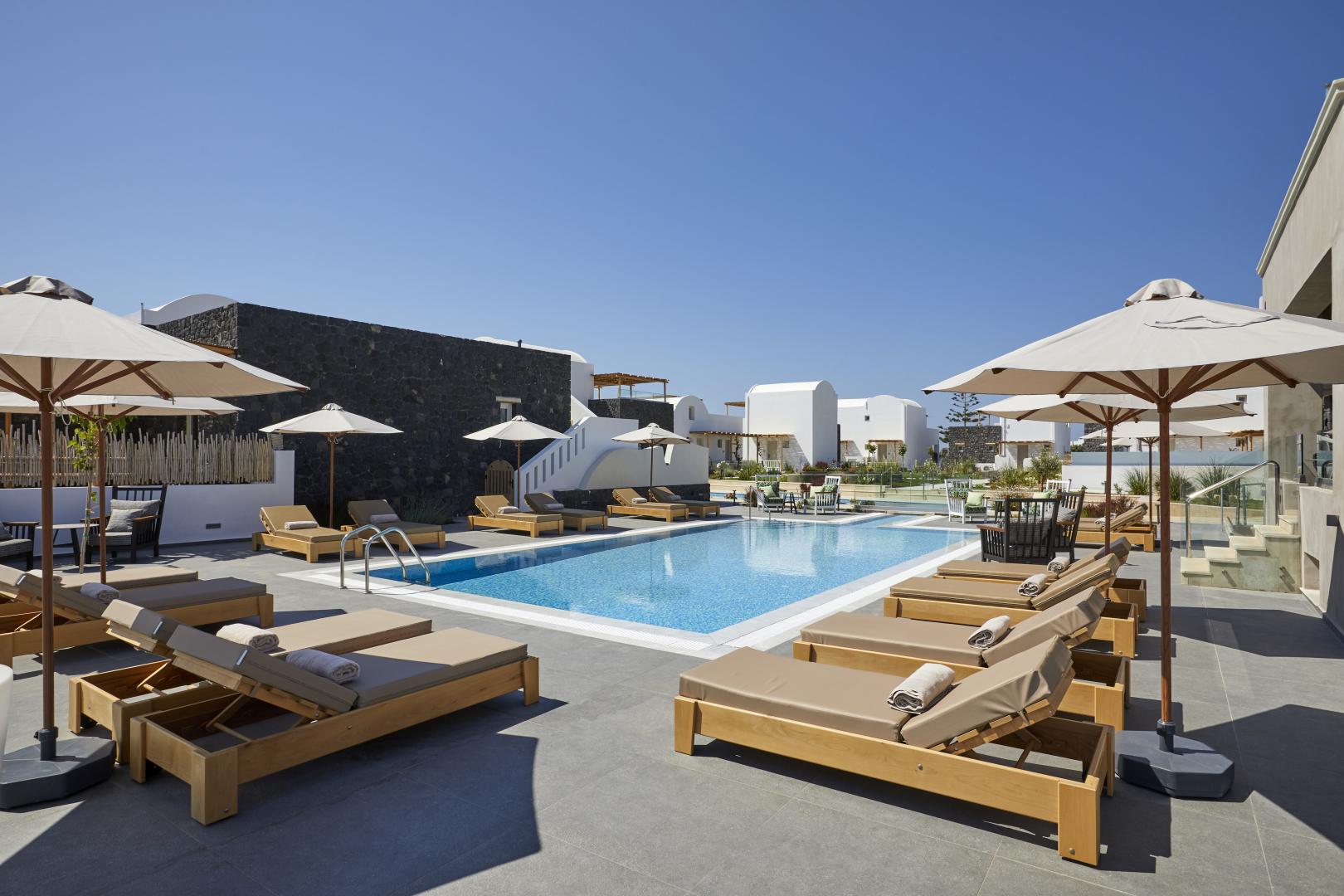 Sea Breeze Santorini Beach Resort, Curio Collection by Hilton foto 6