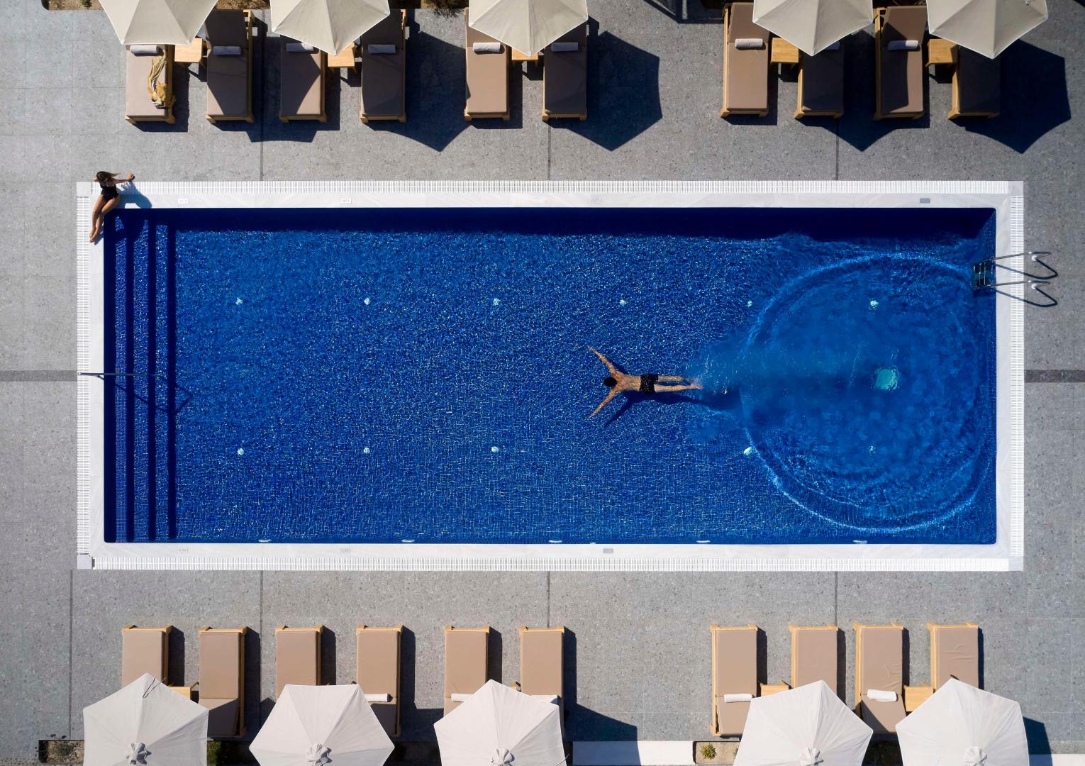Sea Breeze Santorini Beach Resort, Curio Collection by Hilton foto 46