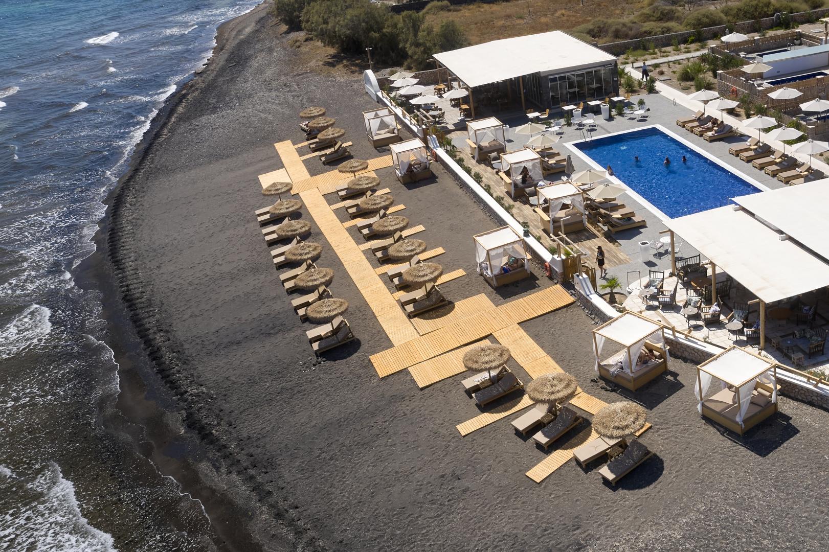 Sea Breeze Santorini Beach Resort, Curio Collection by Hilton foto 14