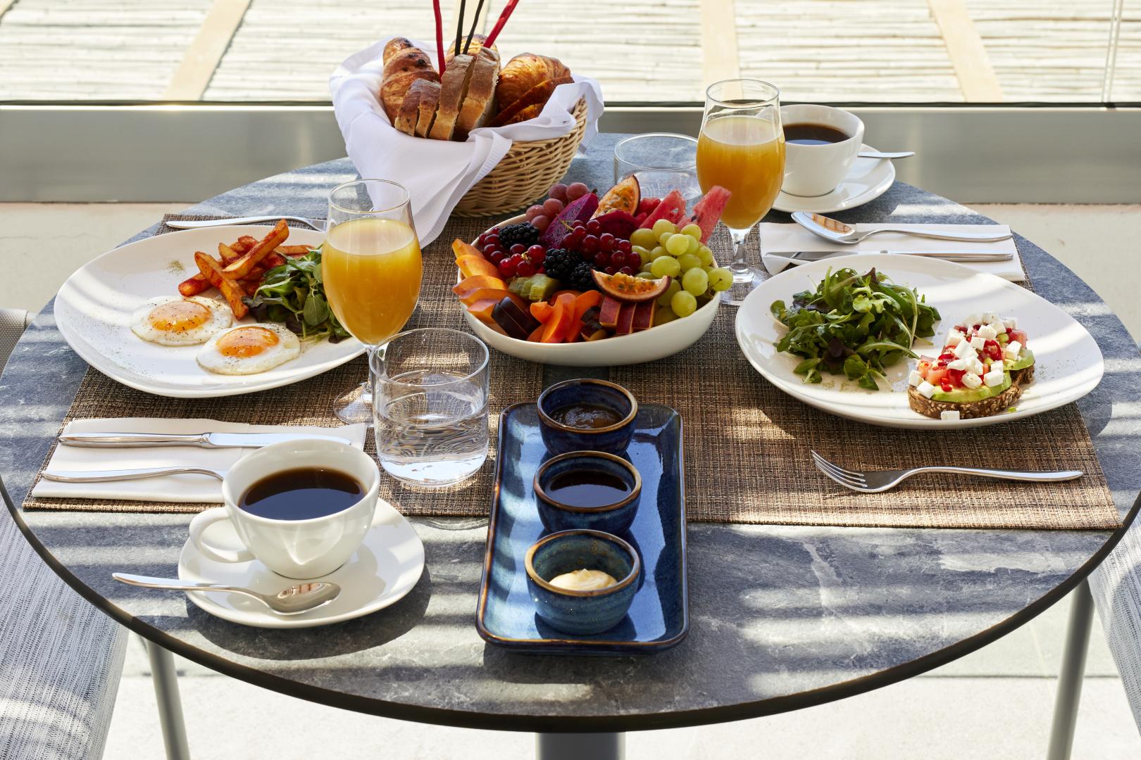 Sea Breeze Santorini Beach Resort, Curio Collection by Hilton foto 5
