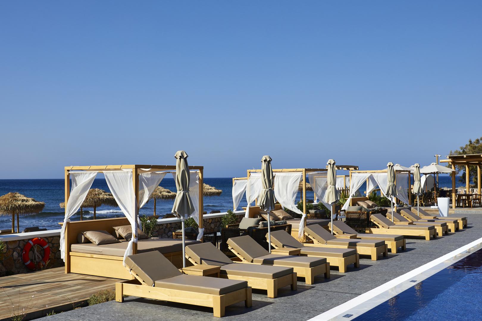 Sea Breeze Santorini Beach Resort, Curio Collection by Hilton foto 13