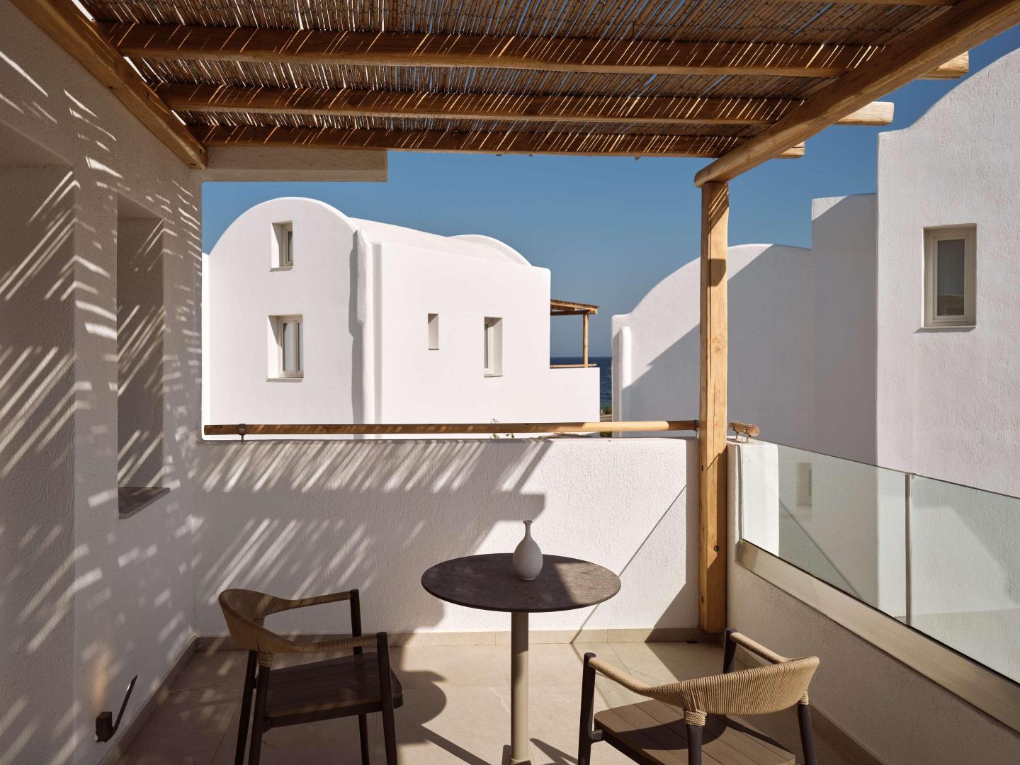 Sea Breeze Santorini Beach Resort, Curio Collection by Hilton foto 23