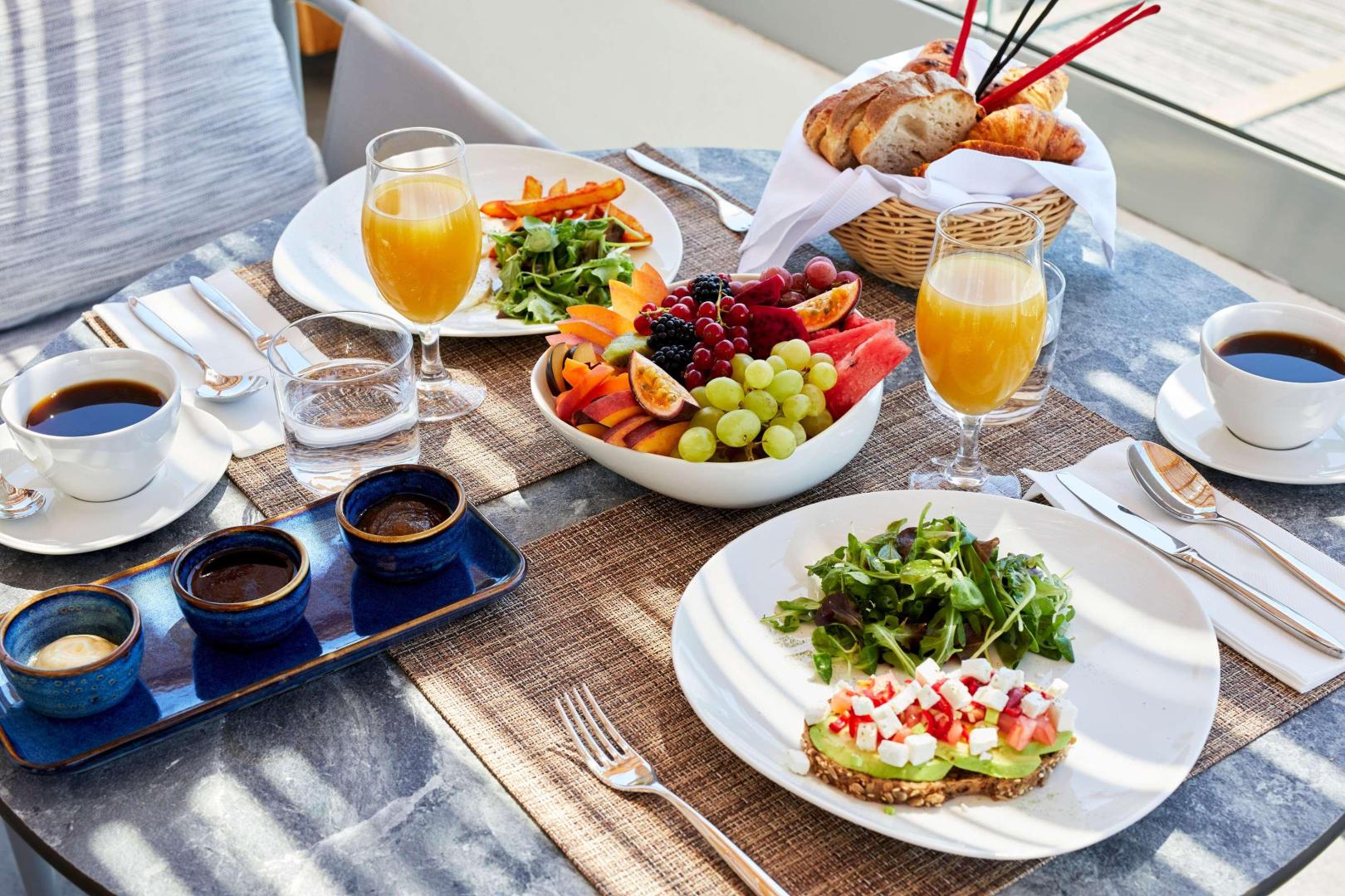 Sea Breeze Santorini Beach Resort, Curio Collection by Hilton foto 31
