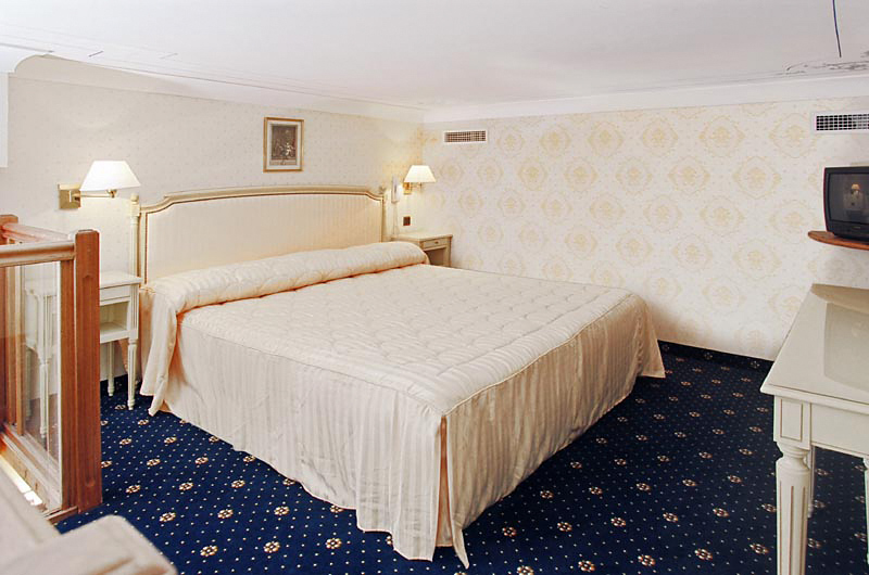 Golden Tulip Cannes Hotel De Paris image 2