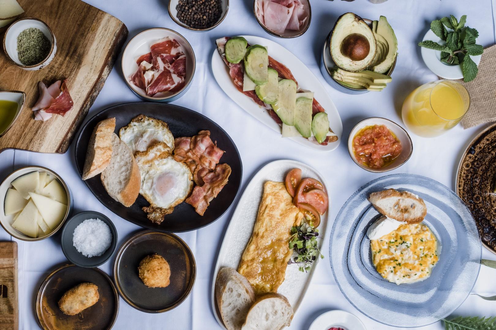 Ontbijtbuffet — Casa Alberola Alicante Curio Collection by Hilton