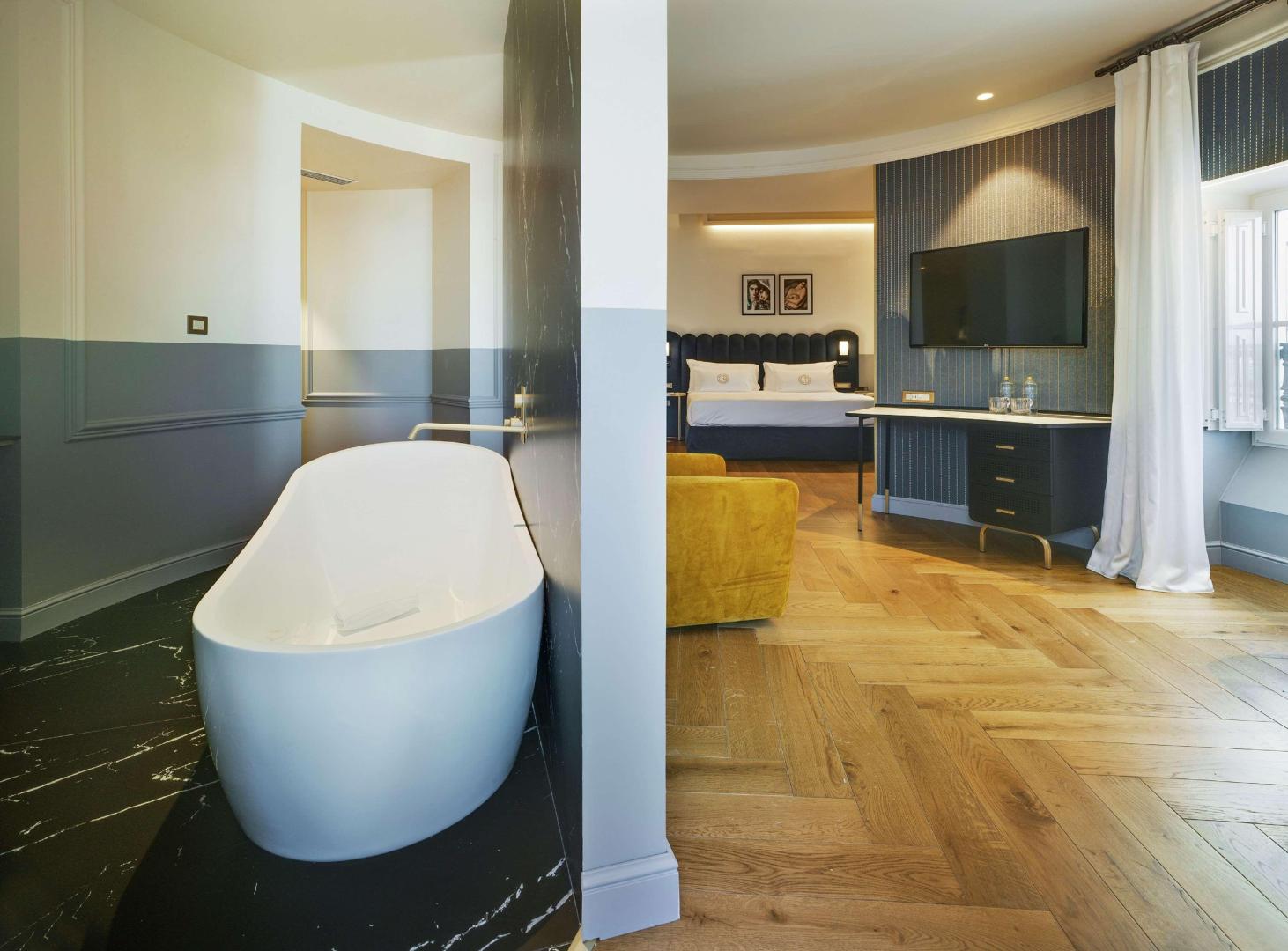 Badkamer met ligbad — Casa Alberola Alicante Curio Collection by Hilton