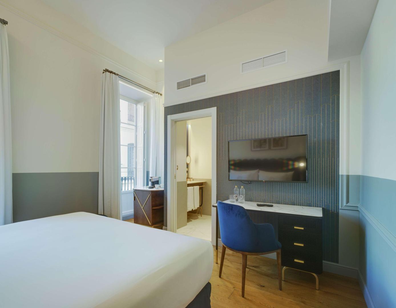 Kamer met twee aparte bedden — Casa Alberola Alicante Curio Collection by Hilton