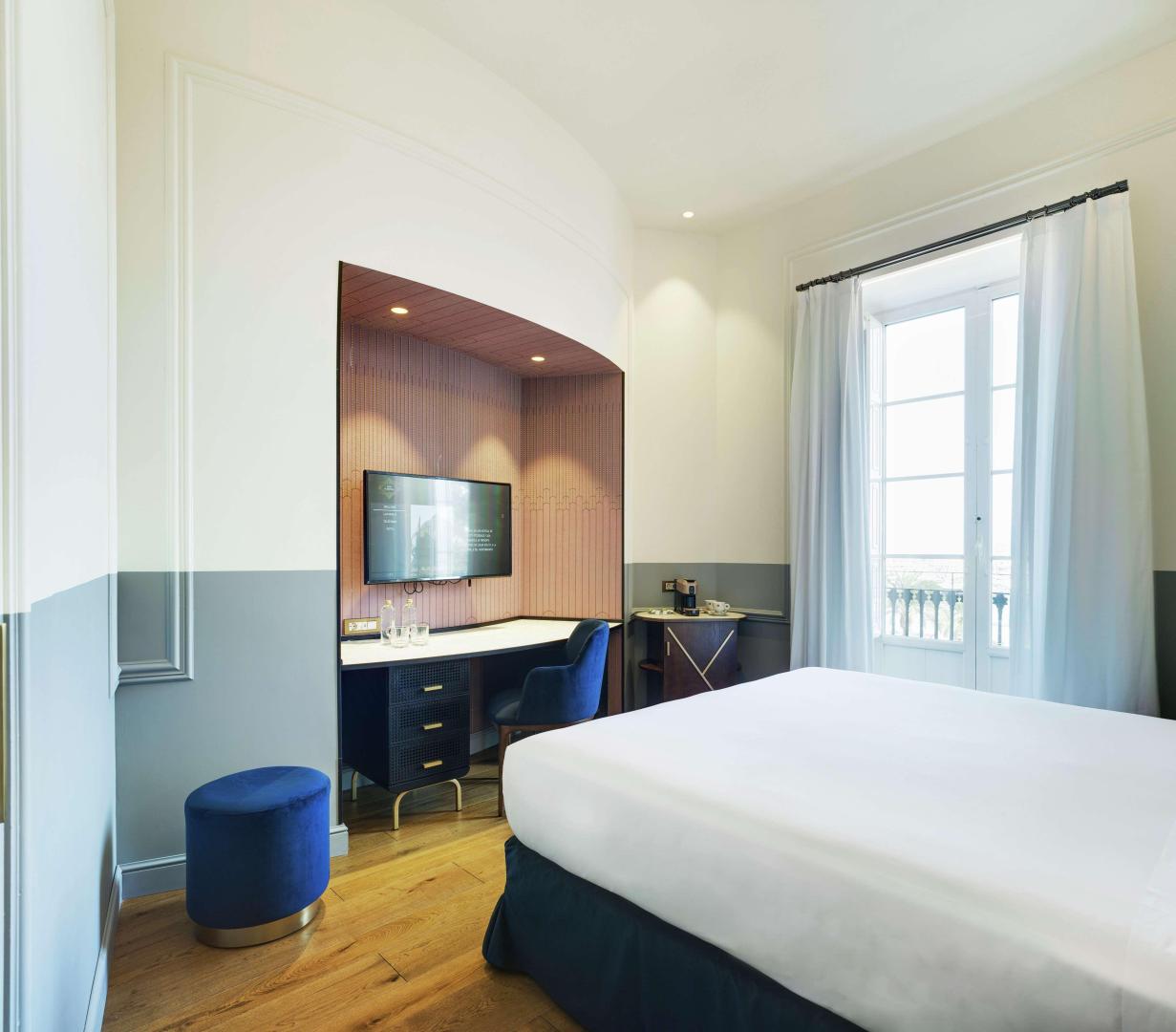 Kamer met twee aparte bedden — Casa Alberola Alicante Curio Collection by Hilton