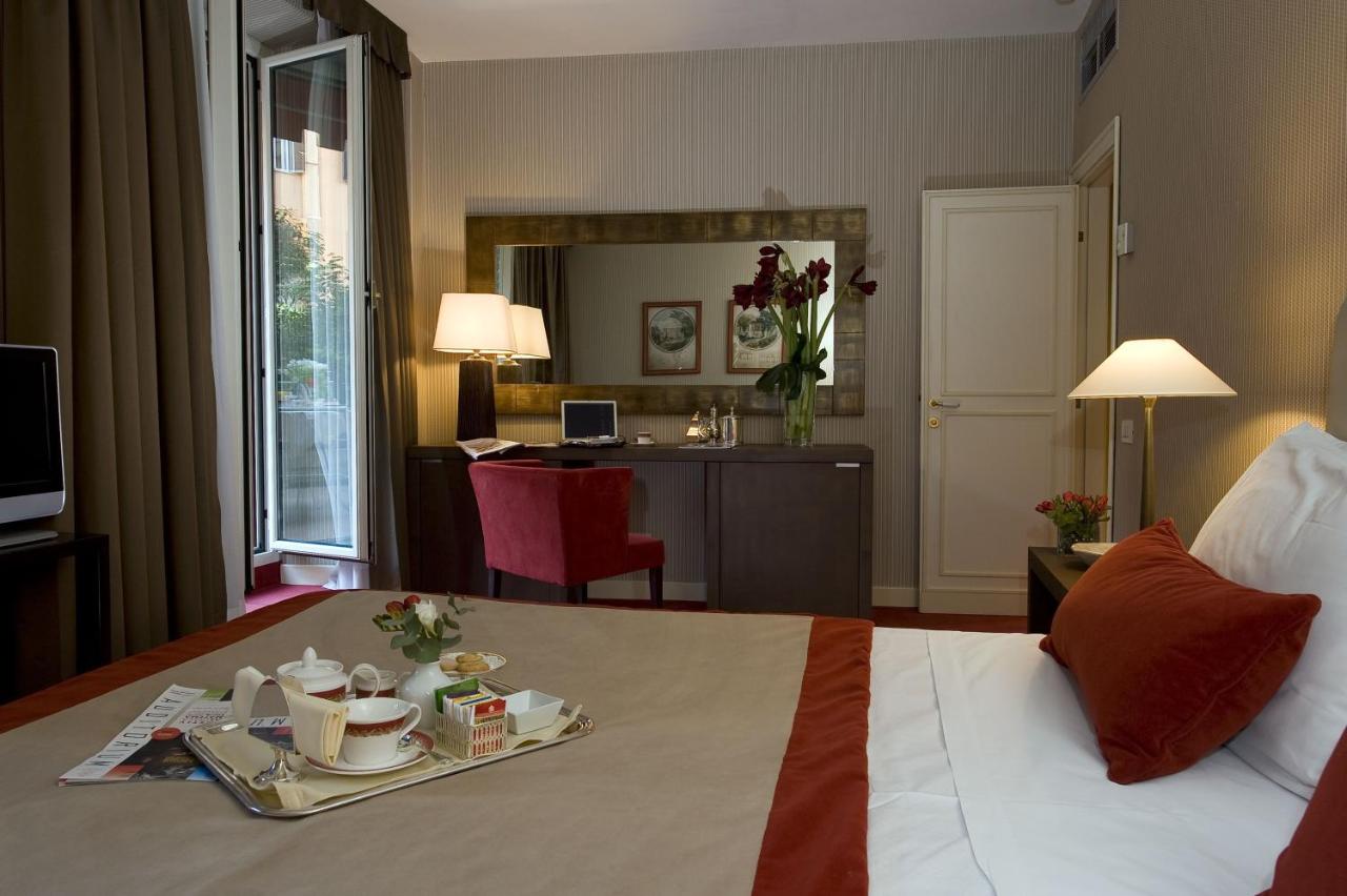 een hotelkamer met een ontbijtplateau op het bed bij Hotel dei Borgognoni in Rome