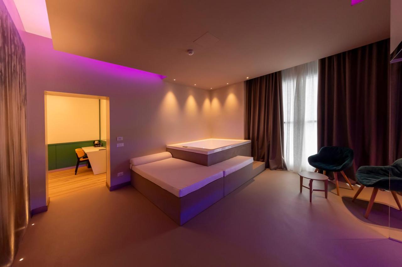 een slaapkamer met een bed, een tafel en stoelen bij Smart Hotel Napoli in Napels