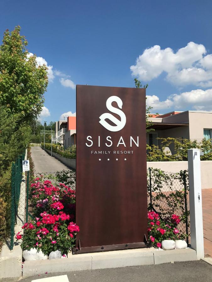 een bord voor een Sam's Family Resort met bloemen bij Sisan Family Resort in Bardolino