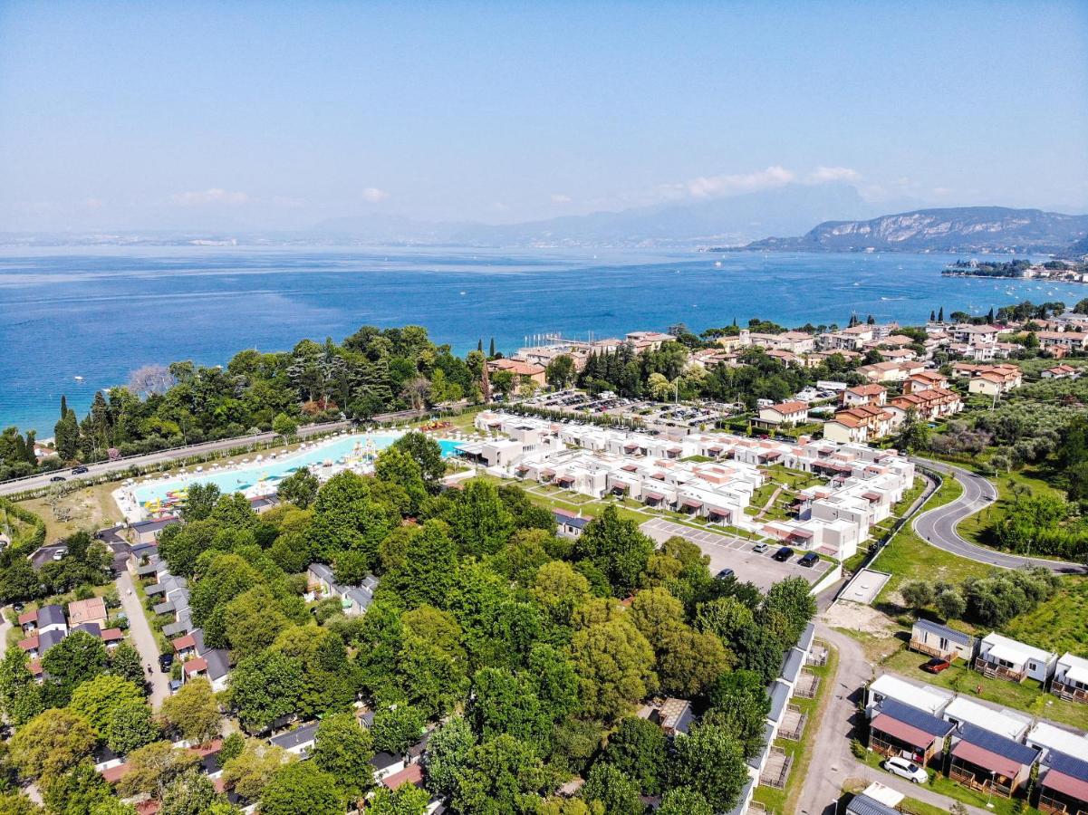 een luchtfoto van een resort aan de oceaan bij Sisan Family Resort in Bardolino