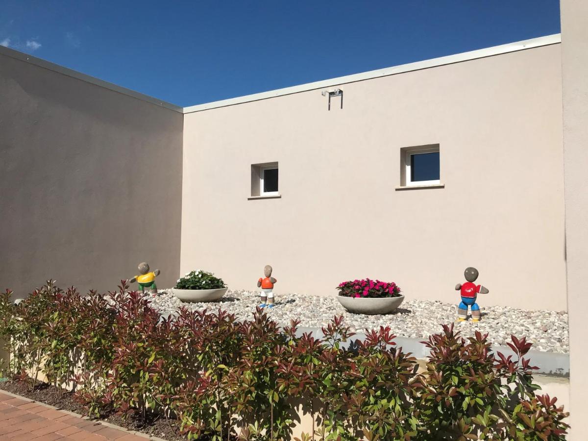 een groep kinderen die voor een gebouw staan bij Sisan Family Resort in Bardolino