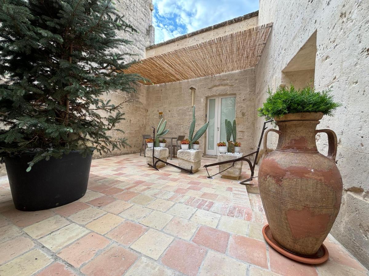 een grote vaas op een terras met potplanten bij Benedetta Sassi Suite in Matera