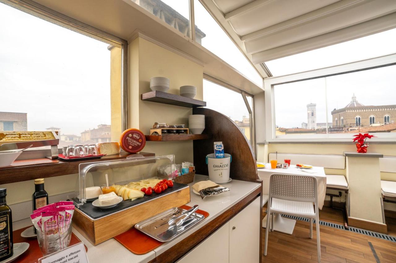 een keuken met uitzicht op de stad bij Hotel della Signoria in Florence