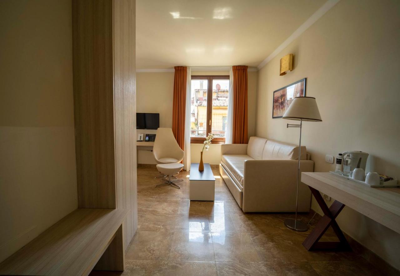 een woonkamer met een bank en een tafel bij Hotel della Signoria in Florence
