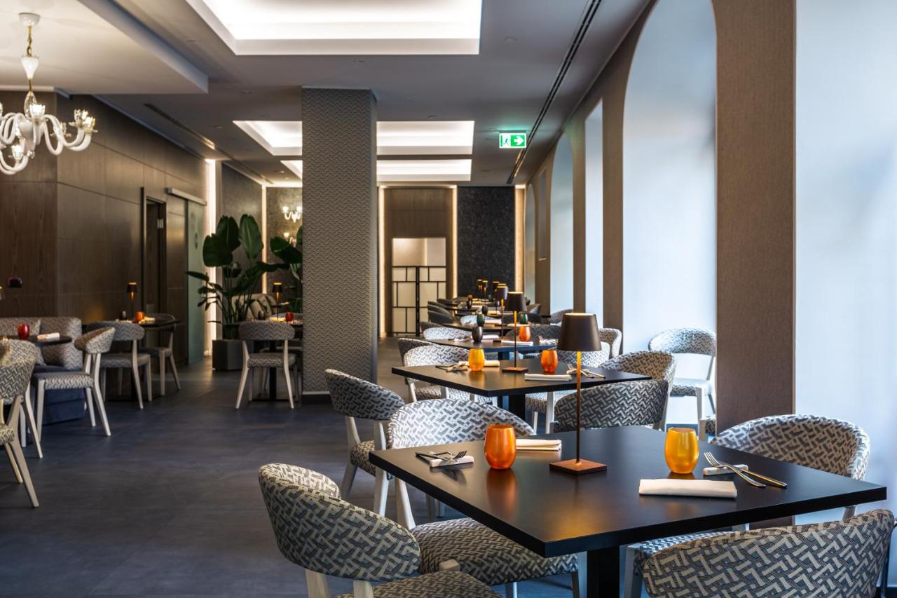 een restaurant met tafels en stoelen en een bar bij Hotel Delle Nazioni in Rome