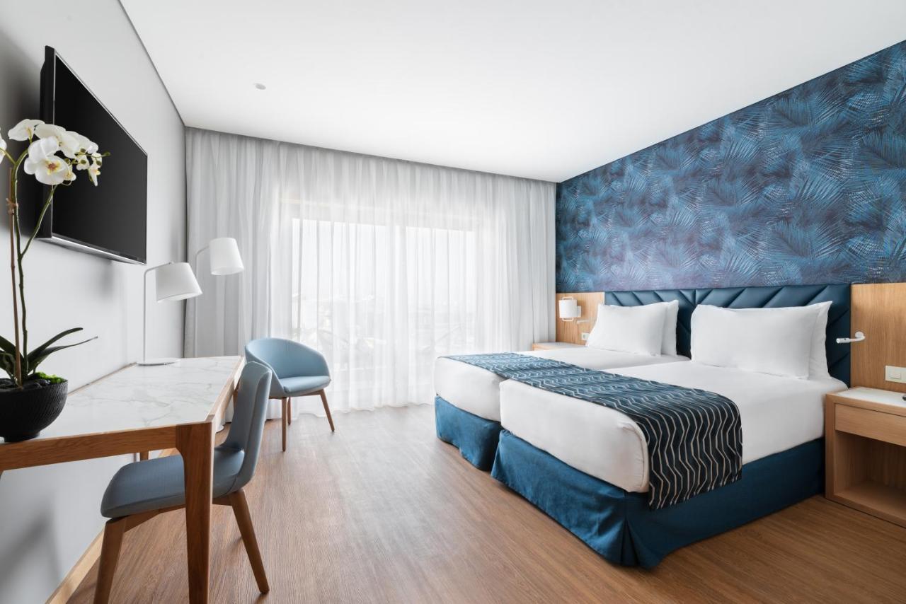 een hotelkamer met een bed en een bureau bij Eurostars Matosinhos in Matosinhos