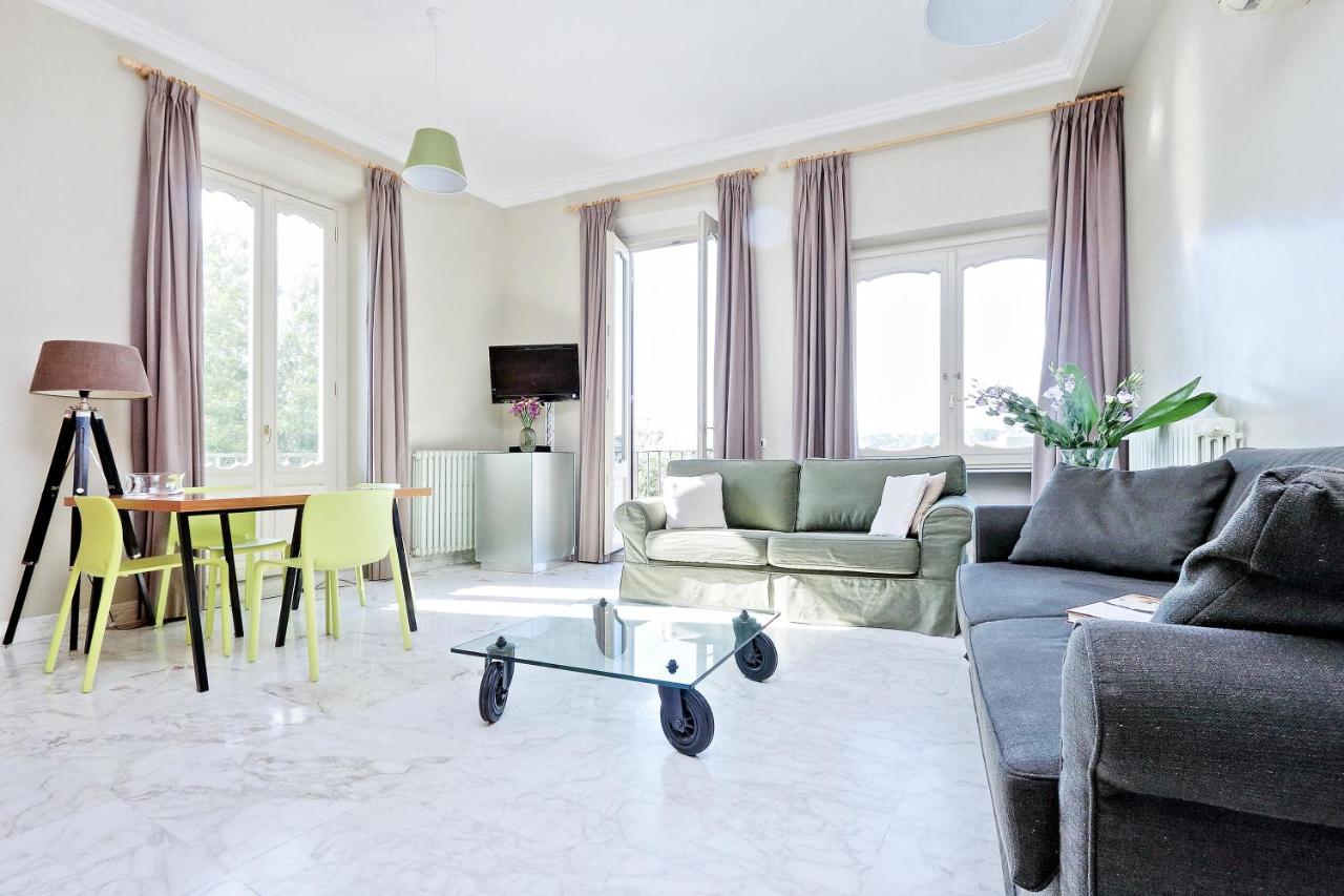 een woonkamer met een bank en een tafel bij Fontana Più Stella in Rome