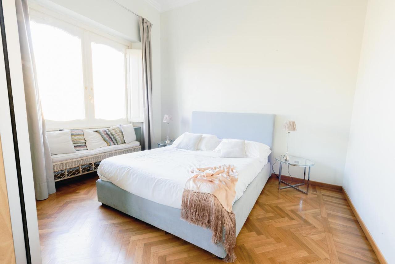een witte slaapkamer met een groot bed en een raam bij Fontana Più Stella in Rome