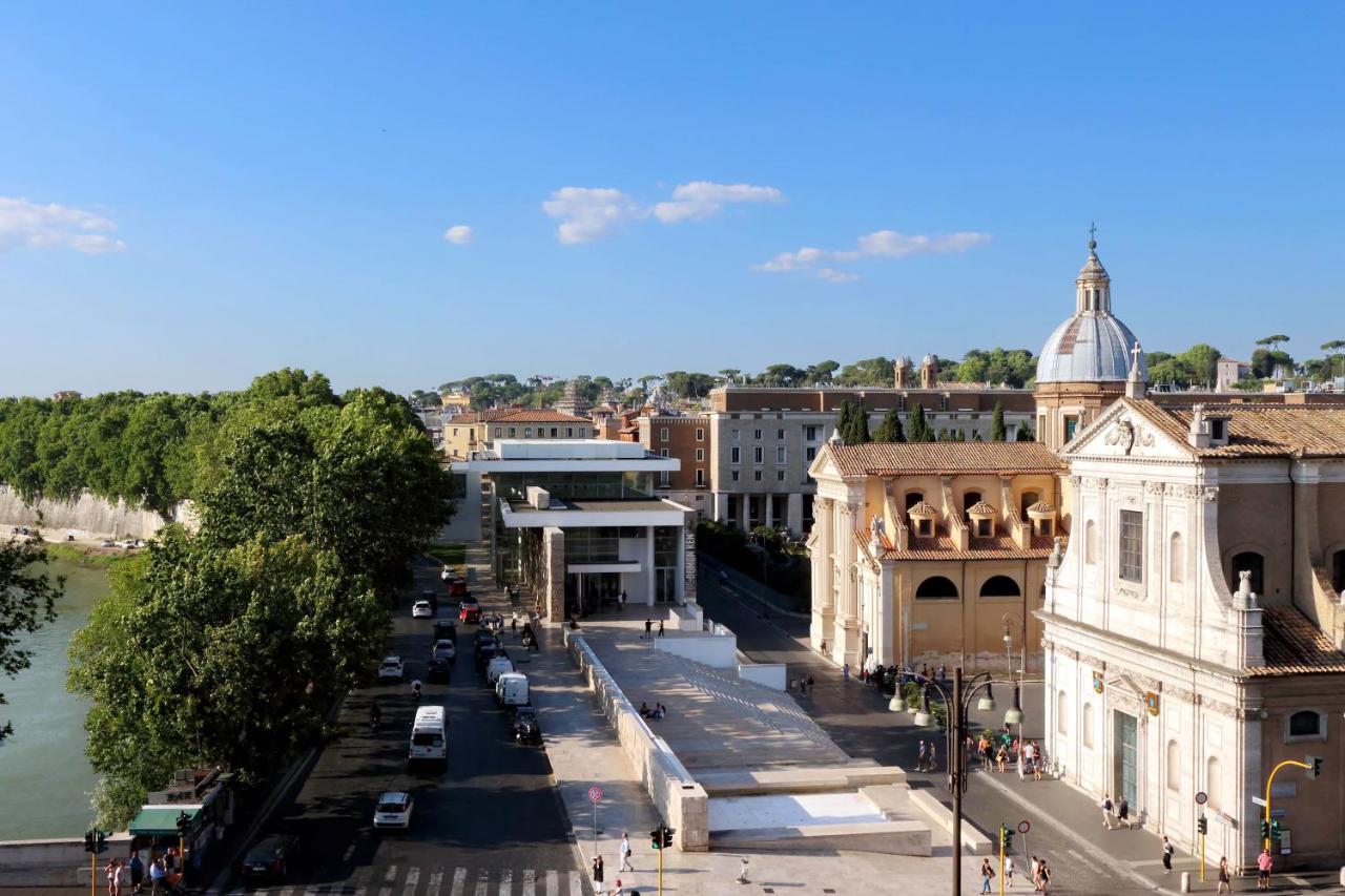 een uitzicht op een stad met een rivier en gebouwen bij Fontana Più Stella in Rome