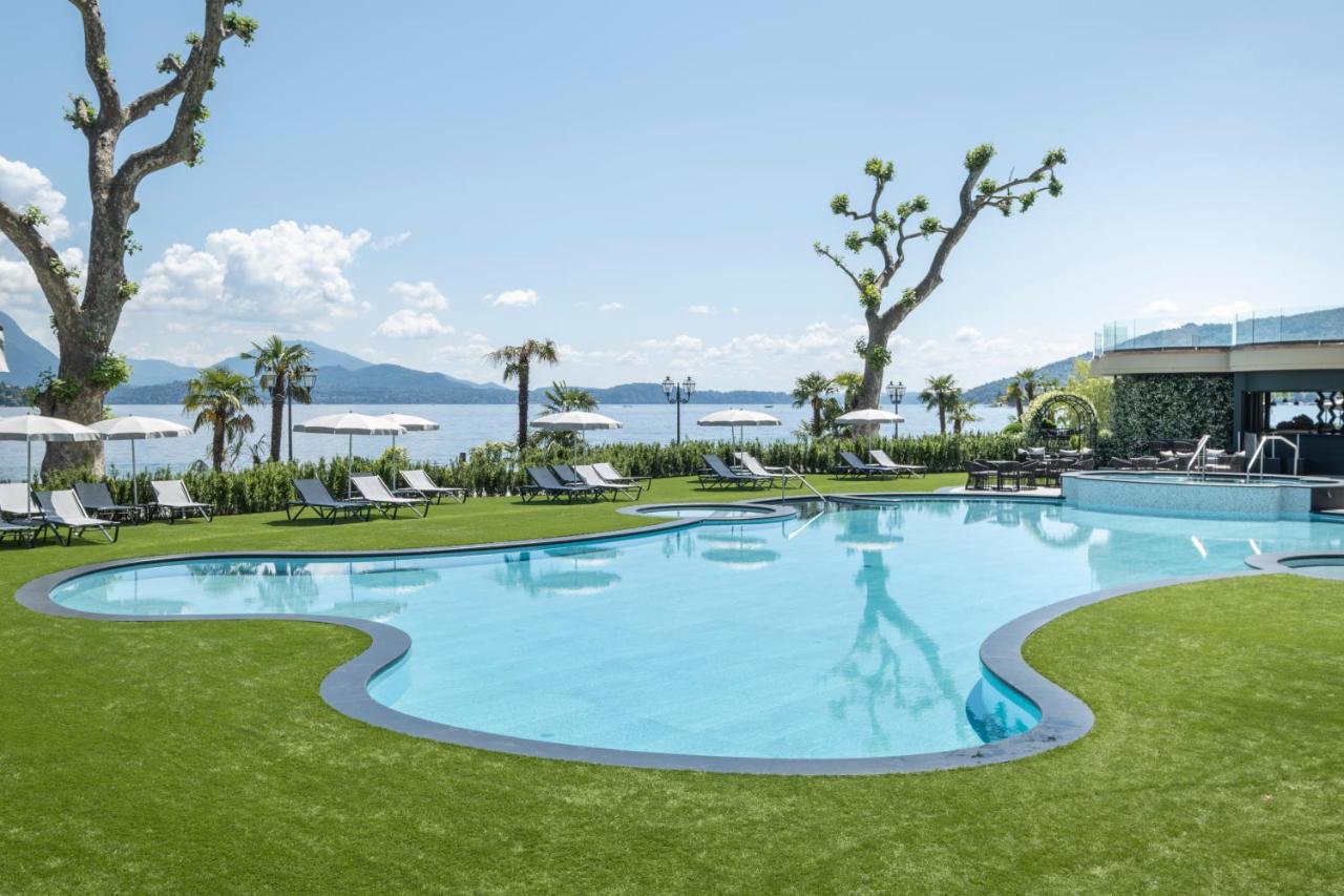een zwembad bij het resort met uitzicht op de oceaan bij Grand Hotel Dino in Baveno