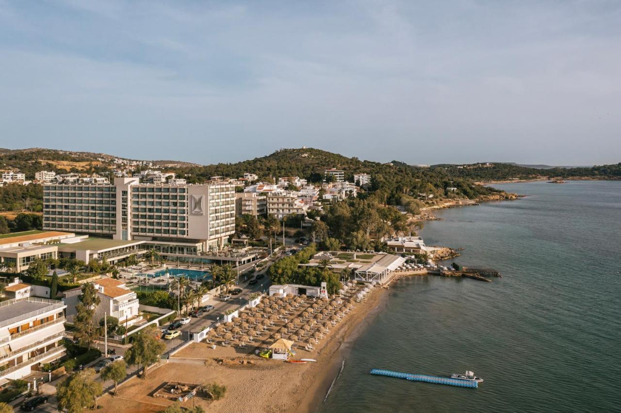 een luchtfoto van een resort op het water bij Divani Apollon Palace & Thalasso in Athene