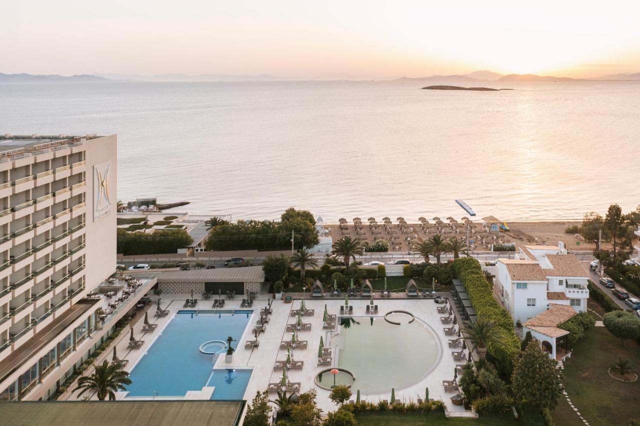 een luchtfoto van het hotel en de oceaan bij Divani Apollon Palace & Thalasso in Athene