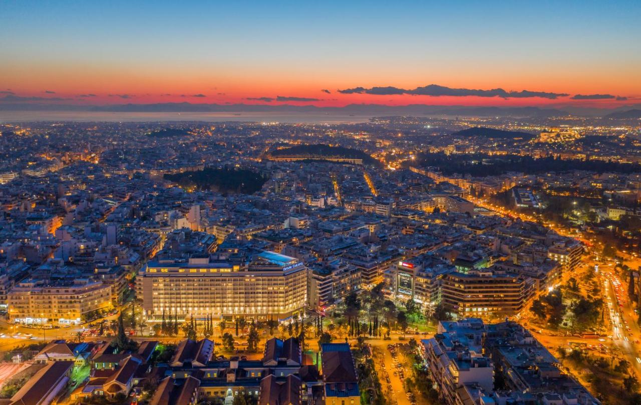 een luchtfoto van een stad 's nachts bij Divani Caravel in Athene