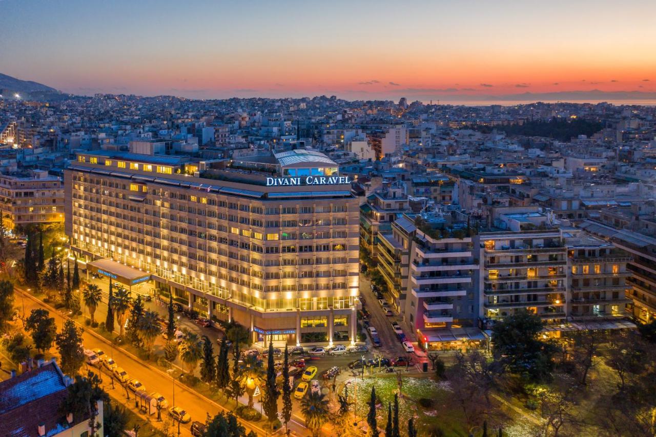 Een nachtelijk uitzicht op het Deense ambassadegebouw in Madrid. bij Divani Caravel in Athene