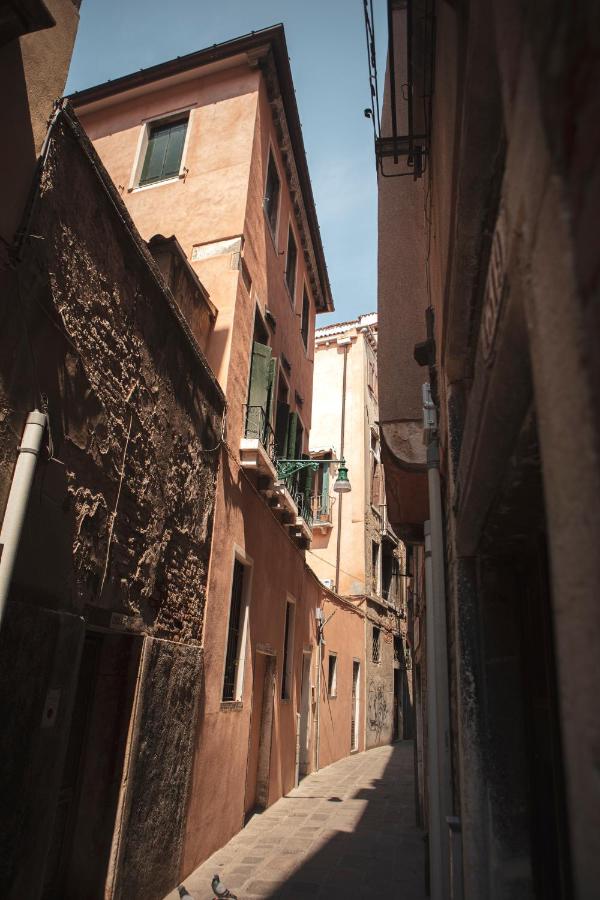 een steeg met gebouwen en een gebouw bij Residenza Ducato in Venetië