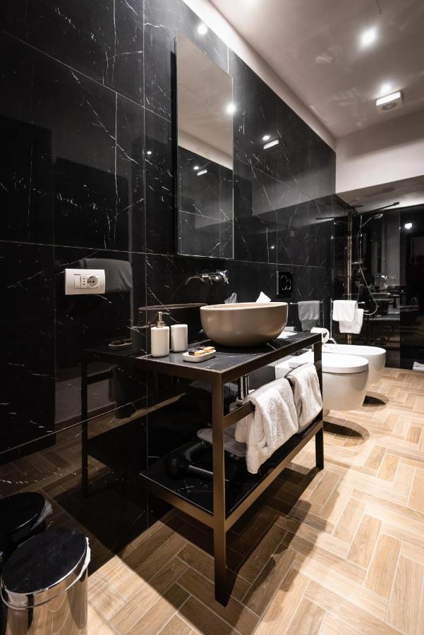 een zwarte badkamer met een wastafel en een toilet bij Corte Guelfa in Florence