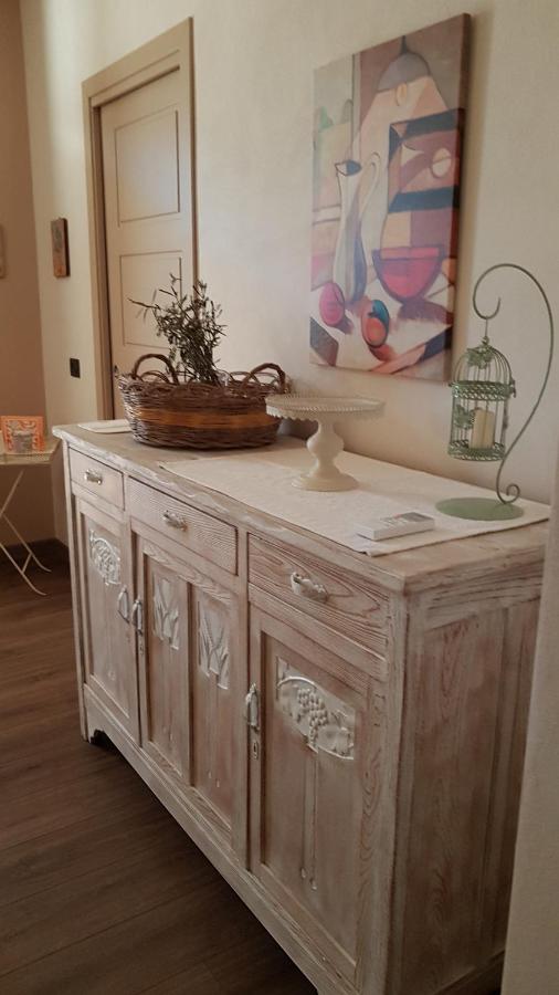 een houten kast met een mand erop bij B&B al civico16 in Guspini