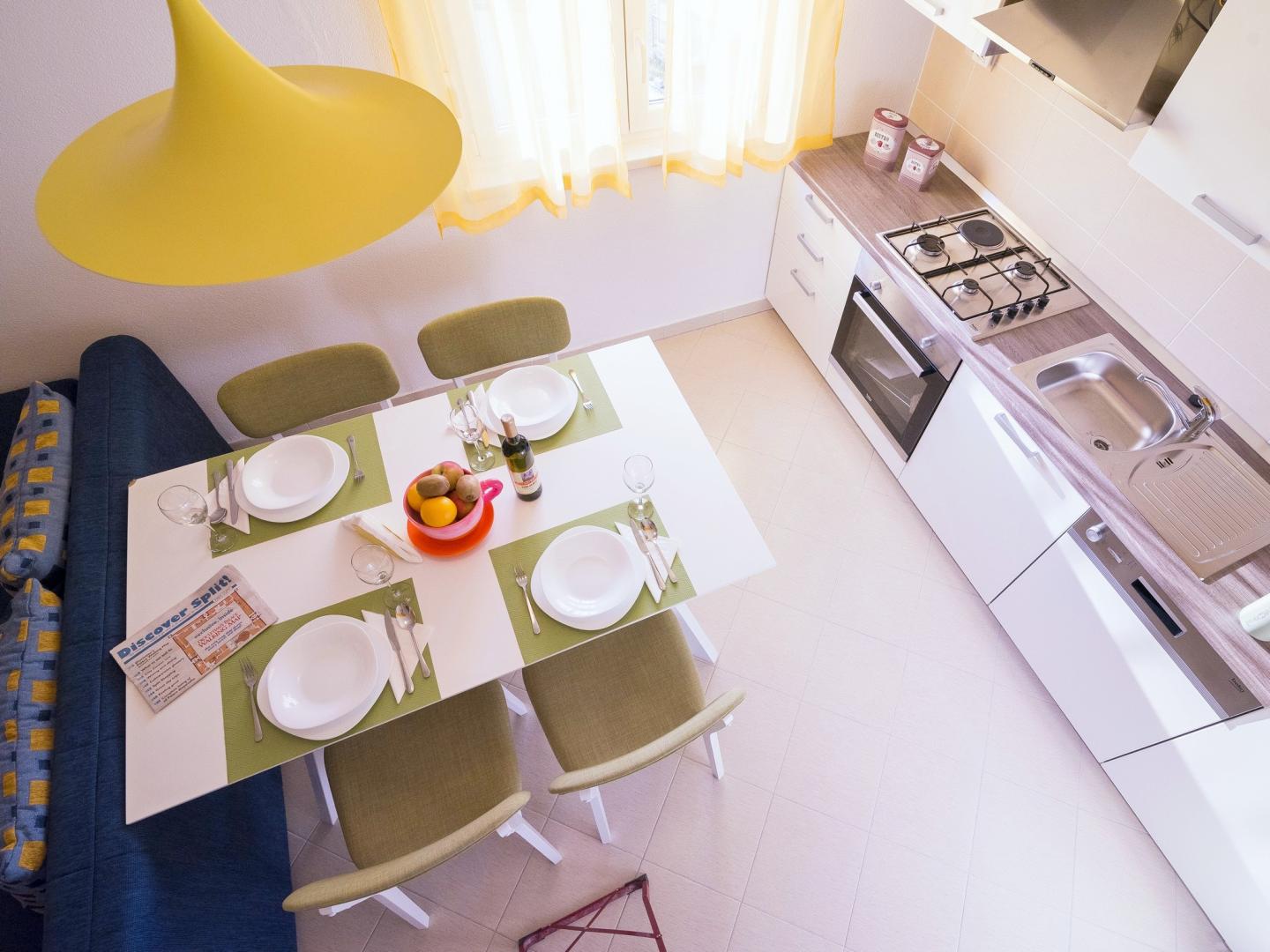 Restaurant met gedekte tafels — Apartments Iskra