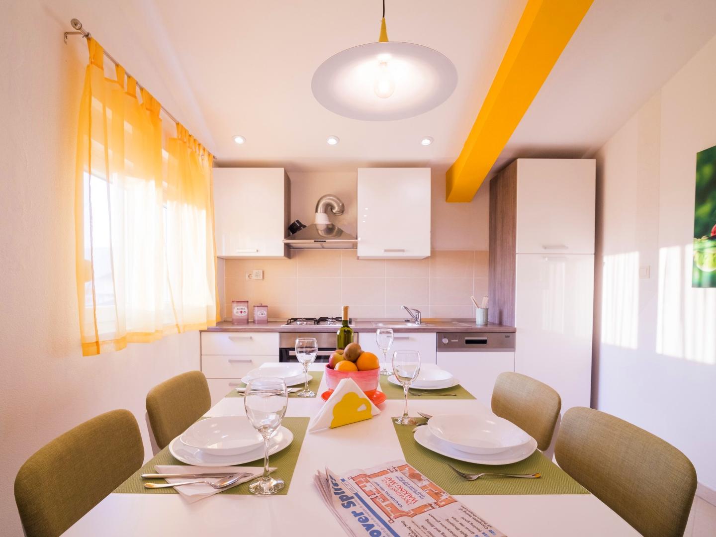 Restaurant met gedekte tafels — Apartments Iskra
