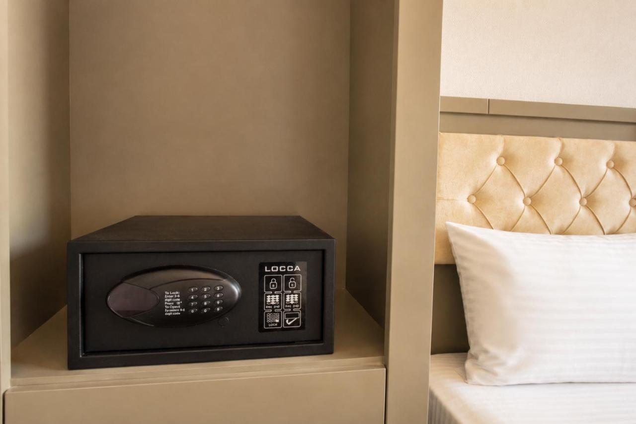 een kleine klok in de hoek van een bed bij Mayer Hotel Istanbul in Istanbul