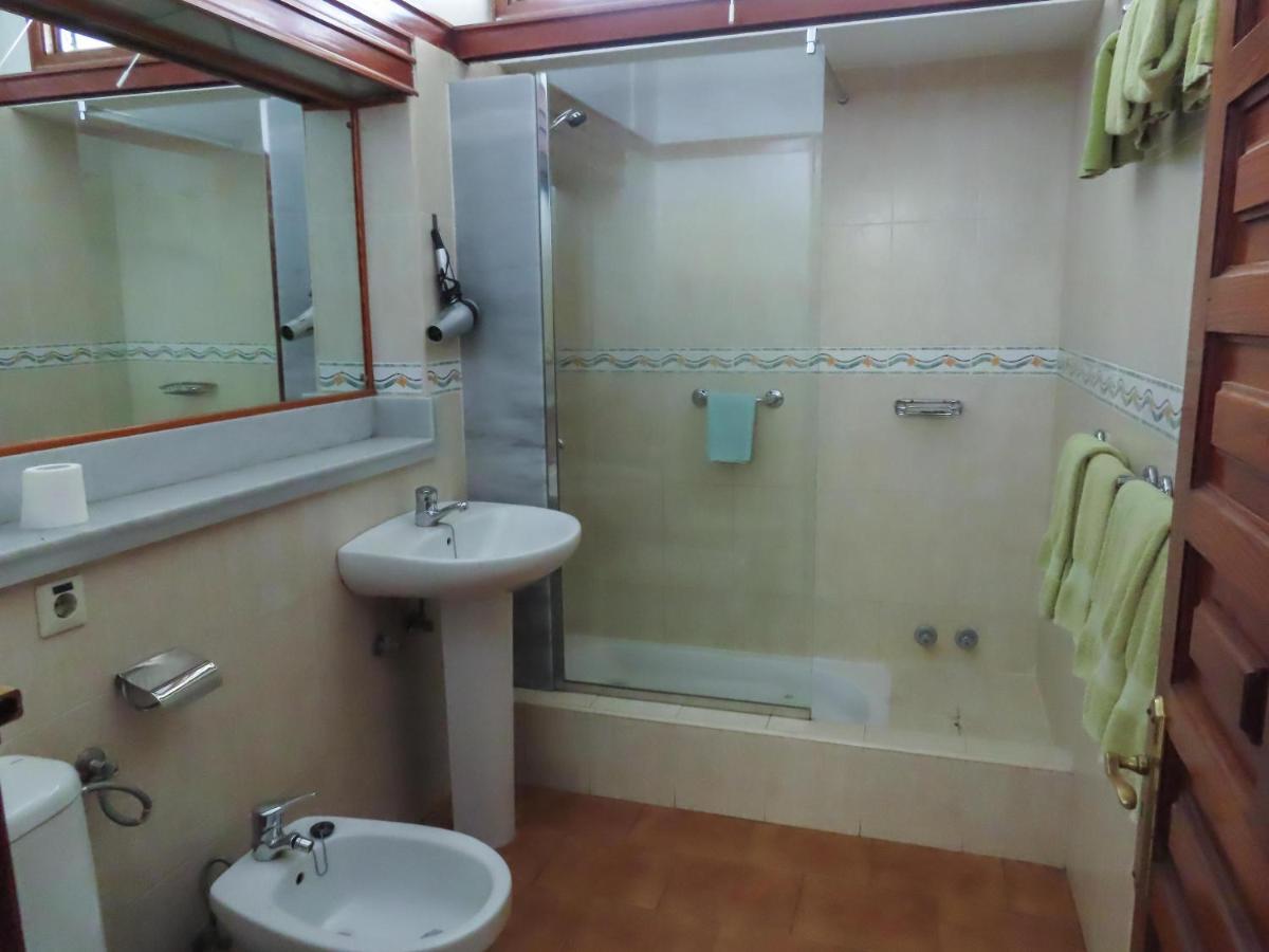 een badkamer met een wastafel en een douche bij Apartamentos Don Pedro in Playa del Inglés