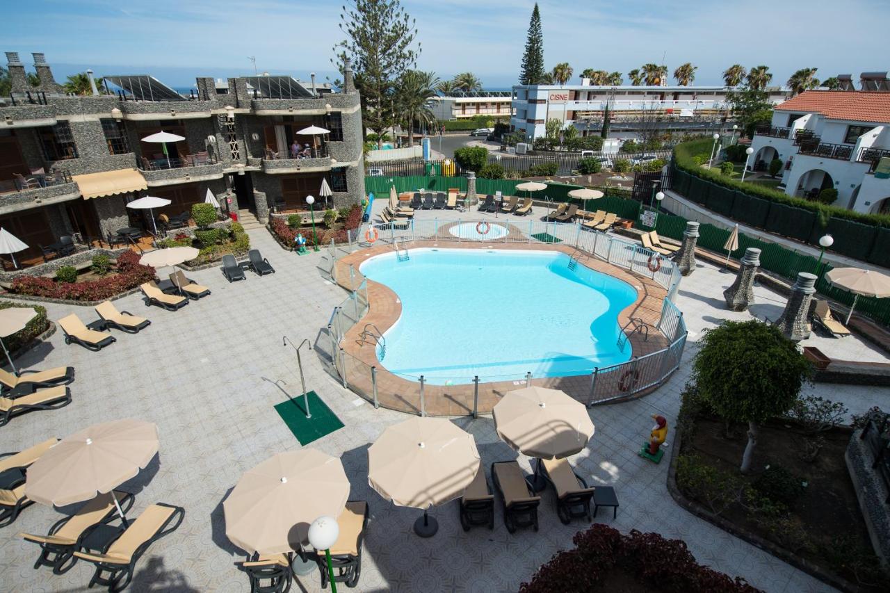 Een bovenaanzicht van een zwembad in een resort. bij Apartamentos Don Pedro in Playa del Inglés