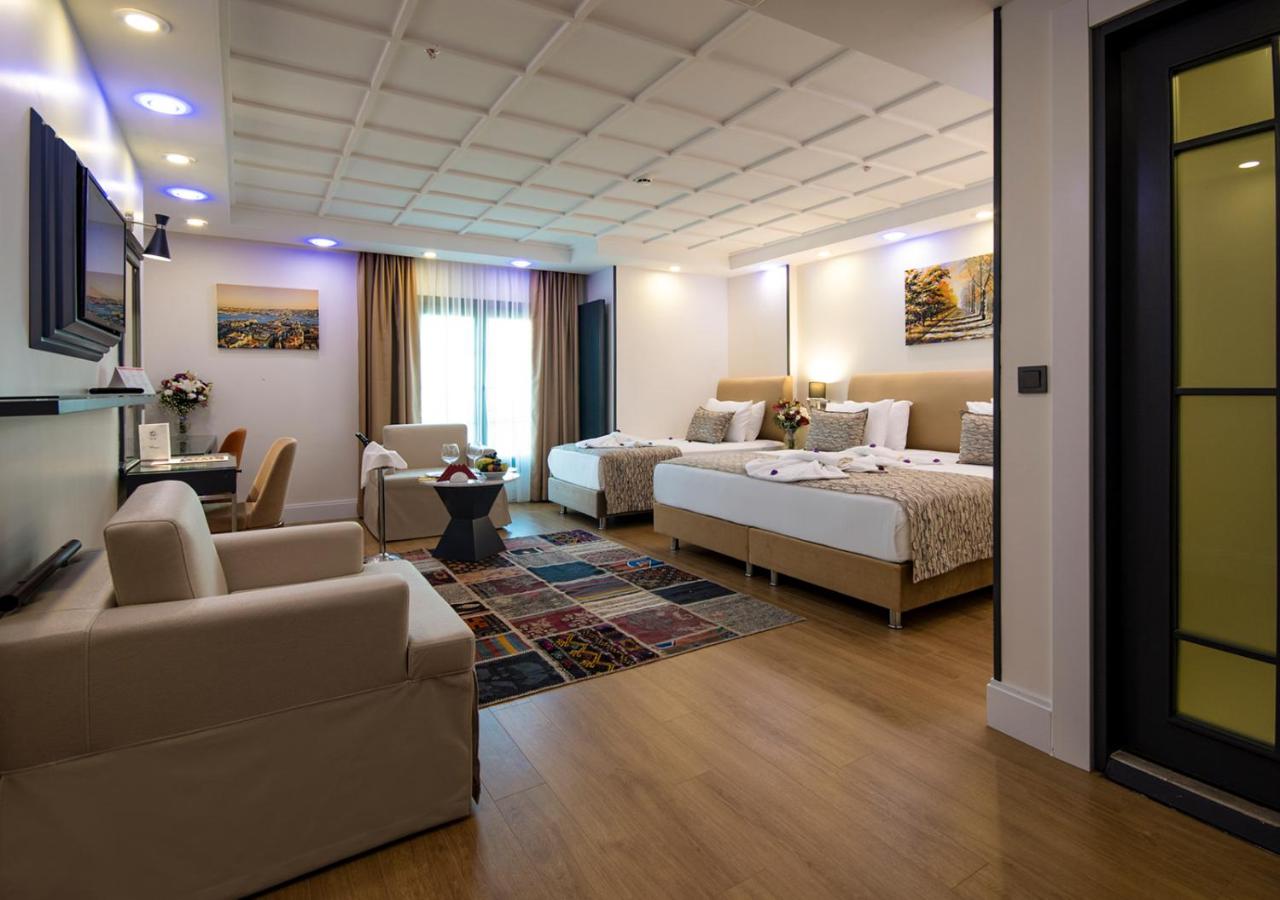 een hotelkamer met twee bedden en een bank bij Antusa Design Hotel & Spa in Istanbul