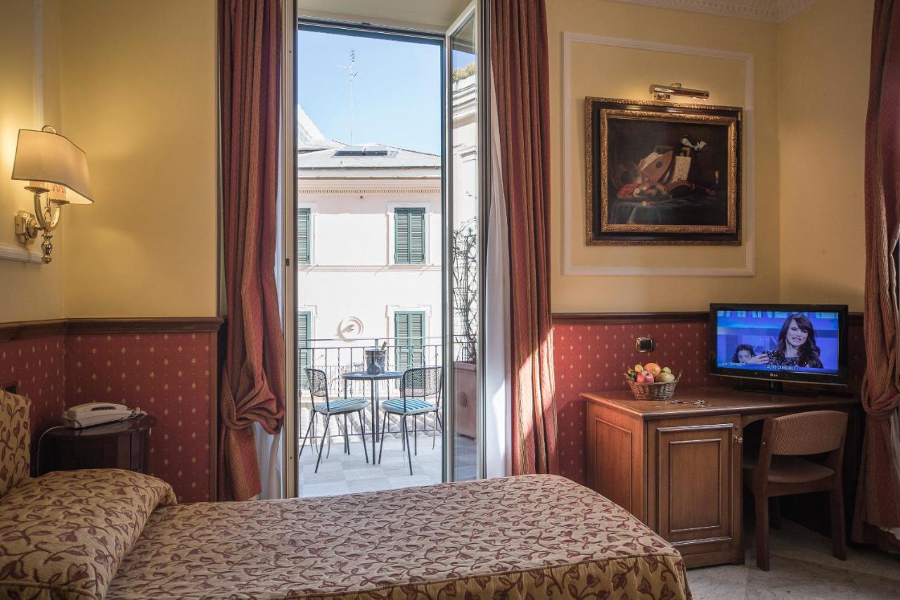 een hotelkamer met een bed, een televisie en een balkon bij Hotel Donatello in Rome