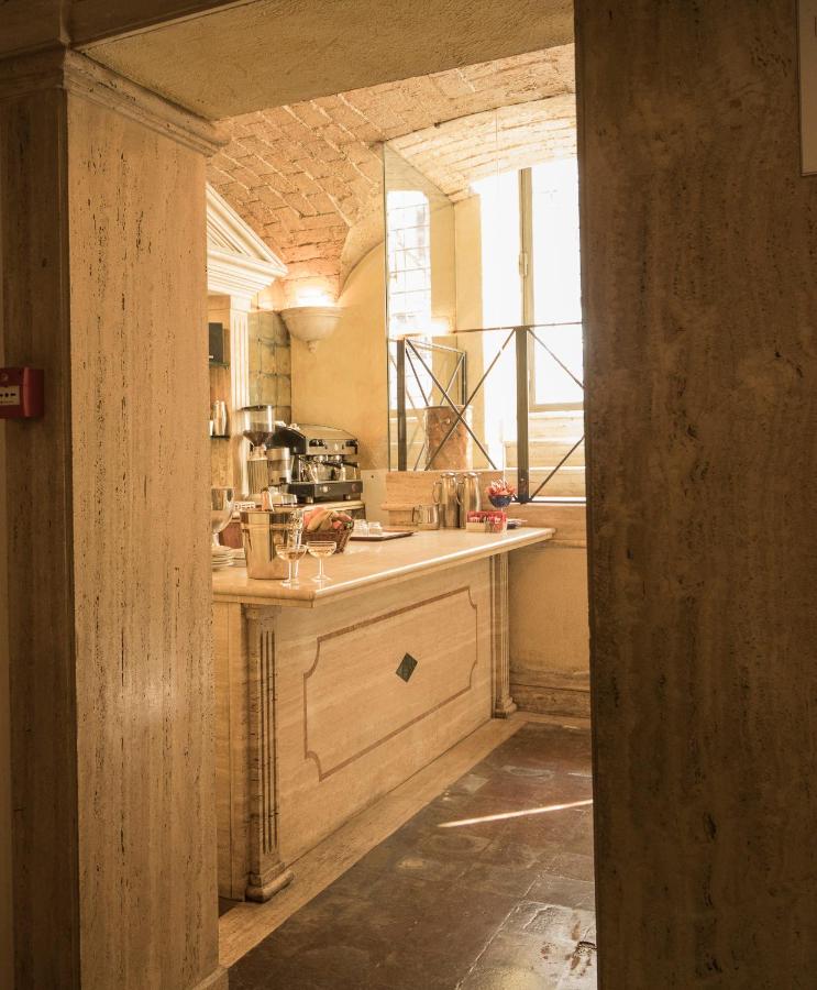 een keuken met een gootsteen en een aanrecht met een raam bij Hotel Donatello in Rome