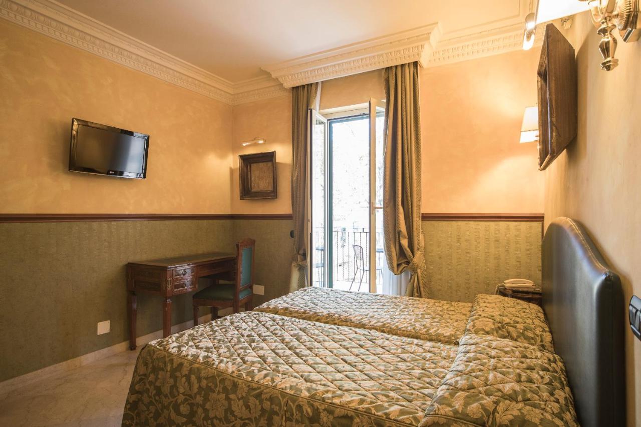 een hotelkamer met een bed en een raam bij Hotel Donatello in Rome