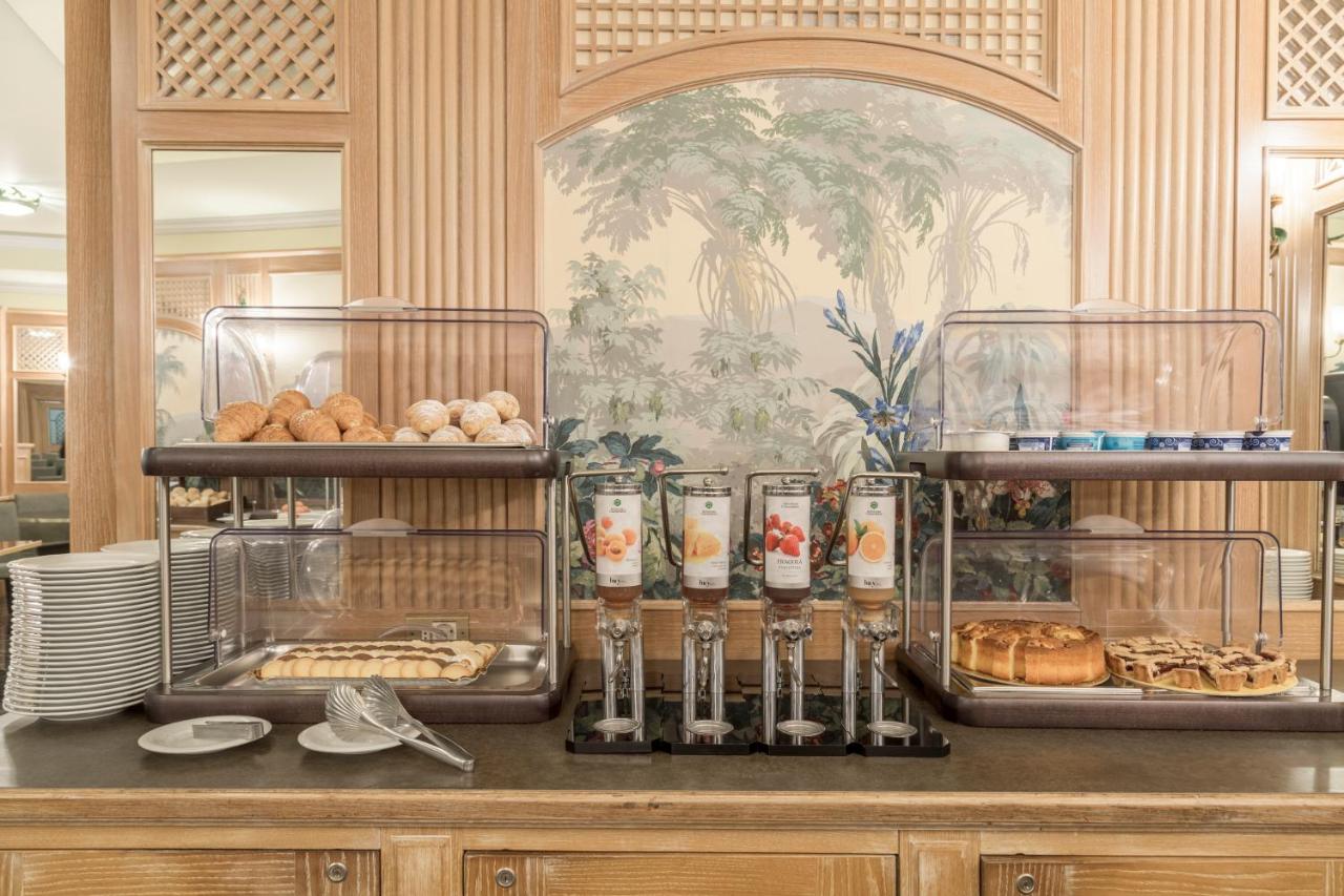 een buffet met brood en gebak op een tafel bij Doria Grand Hotel in Milaan