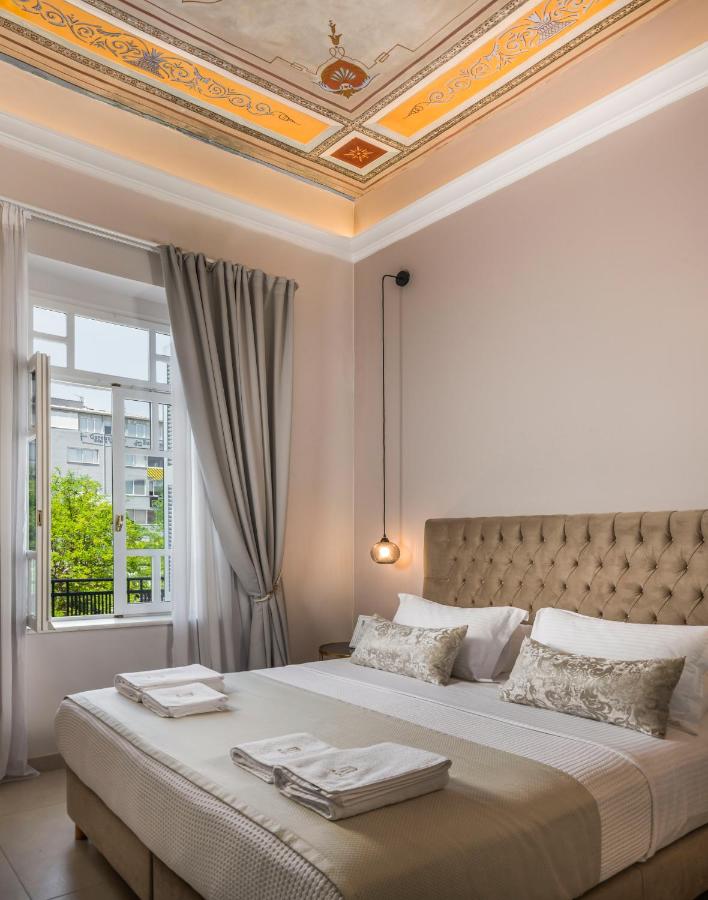 een slaapkamer met een groot bed en een cassetteplafond bij Plaza 1866 Superior City Rooms in Chania +117 foto's