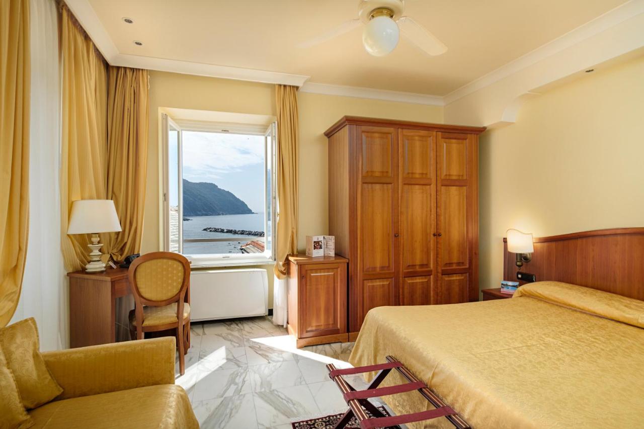 een hotelkamer met een bed en een raam bij Hotel Due Mari in Sestri Levante
